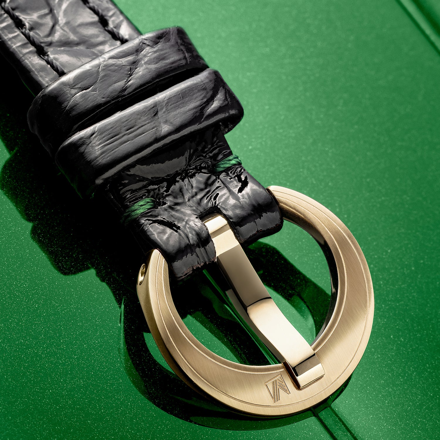 Photo boucle dorée de montre volante pour femme marque March LA.B 