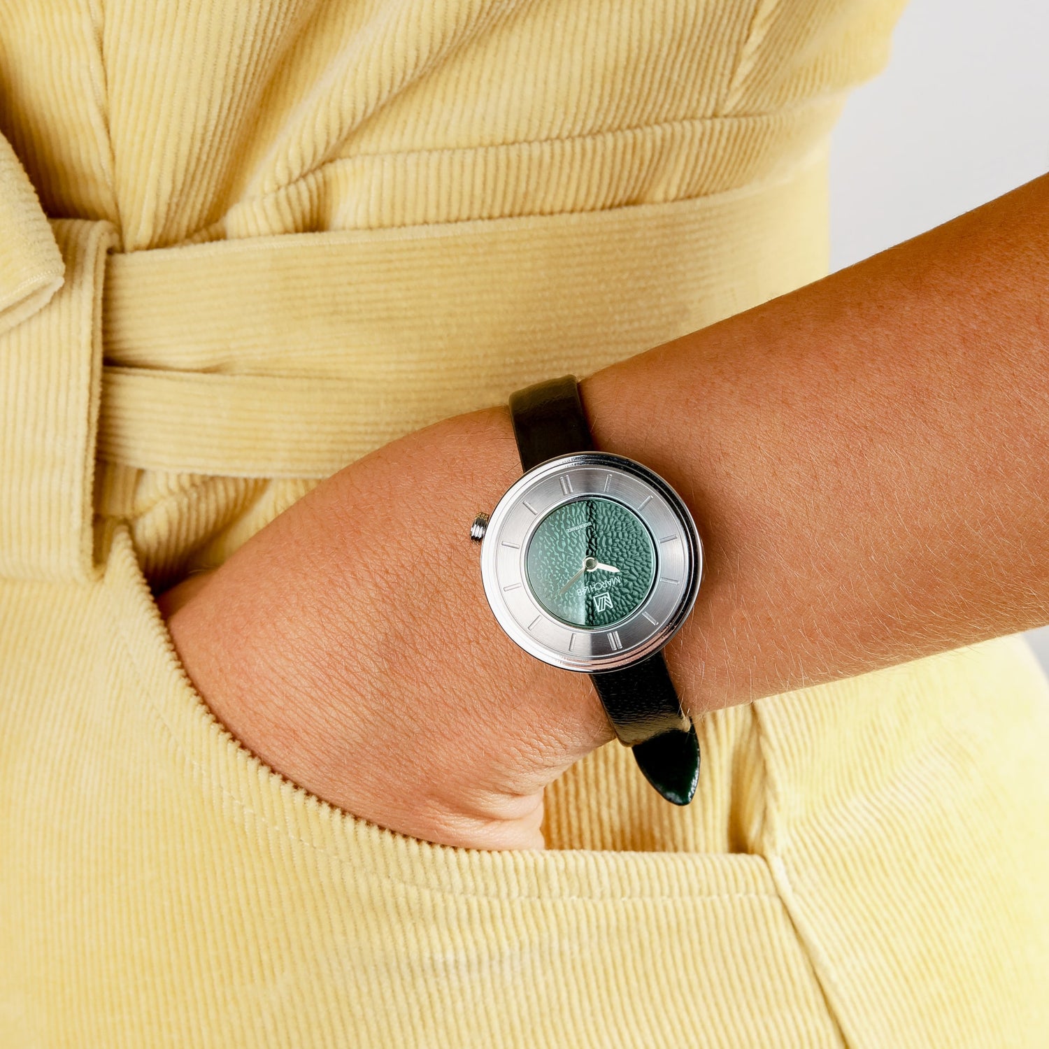 Photo portée d'une montre pour femme de la marque française March LA.B cadran caviar forest