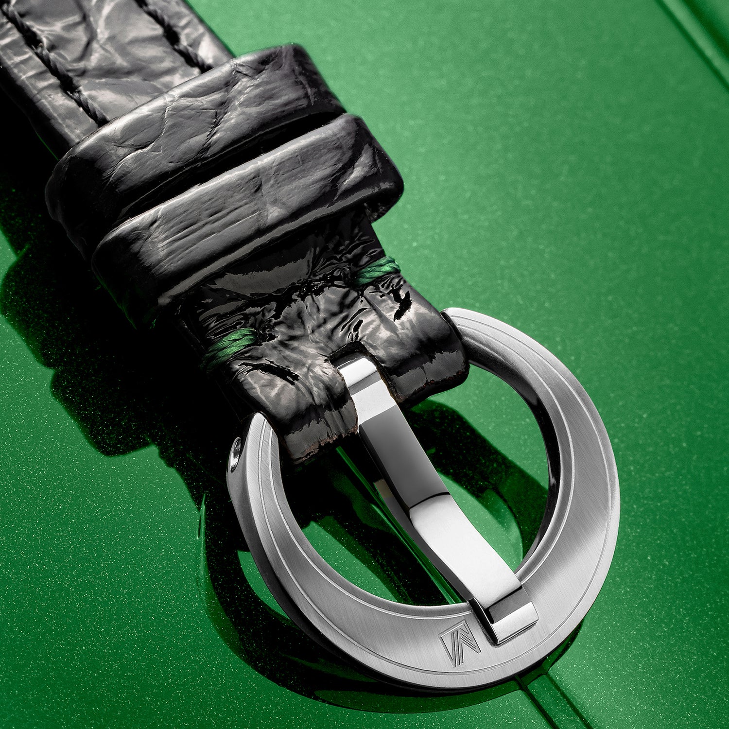 Photo boucle montre femme en acier lady volante bracelet alligator noir